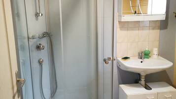 Een douche, een haardroger, zeep, toiletpapier