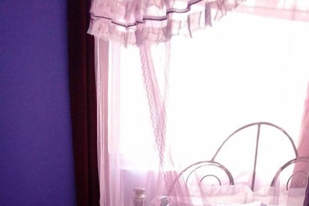 1 quarto, escrivaninha, cortinas blackout, ferros/tábuas de passar roupa