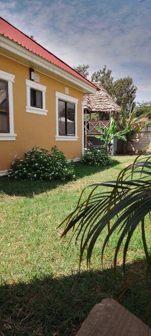 Exterior - View Mountain House - Backpackers (Arusha)