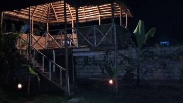 Breakfast, lunch, dinner served; local and international cuisine