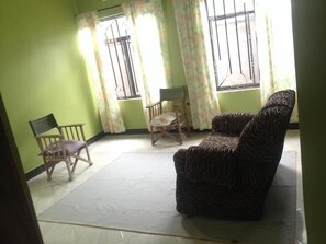 Living area - View Mountain House - Backpackers (Arusha)