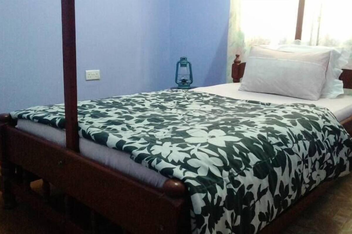 Quarto solteiro standard | 1 quarto, escrivaninha, cortinas blackout, ferros/tábuas de passar roupa