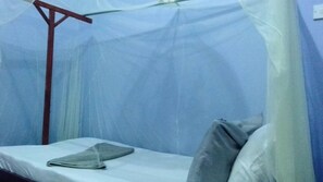Escritorio, cortinas blackout y tabla de planchar con plancha 