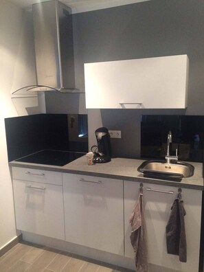 Fridge, microwave, stovetop, coffee/tea maker - Villawelcom apartment 3, all comforts, modern and bright, 100m from the sea (Canet-en-Roussillon)