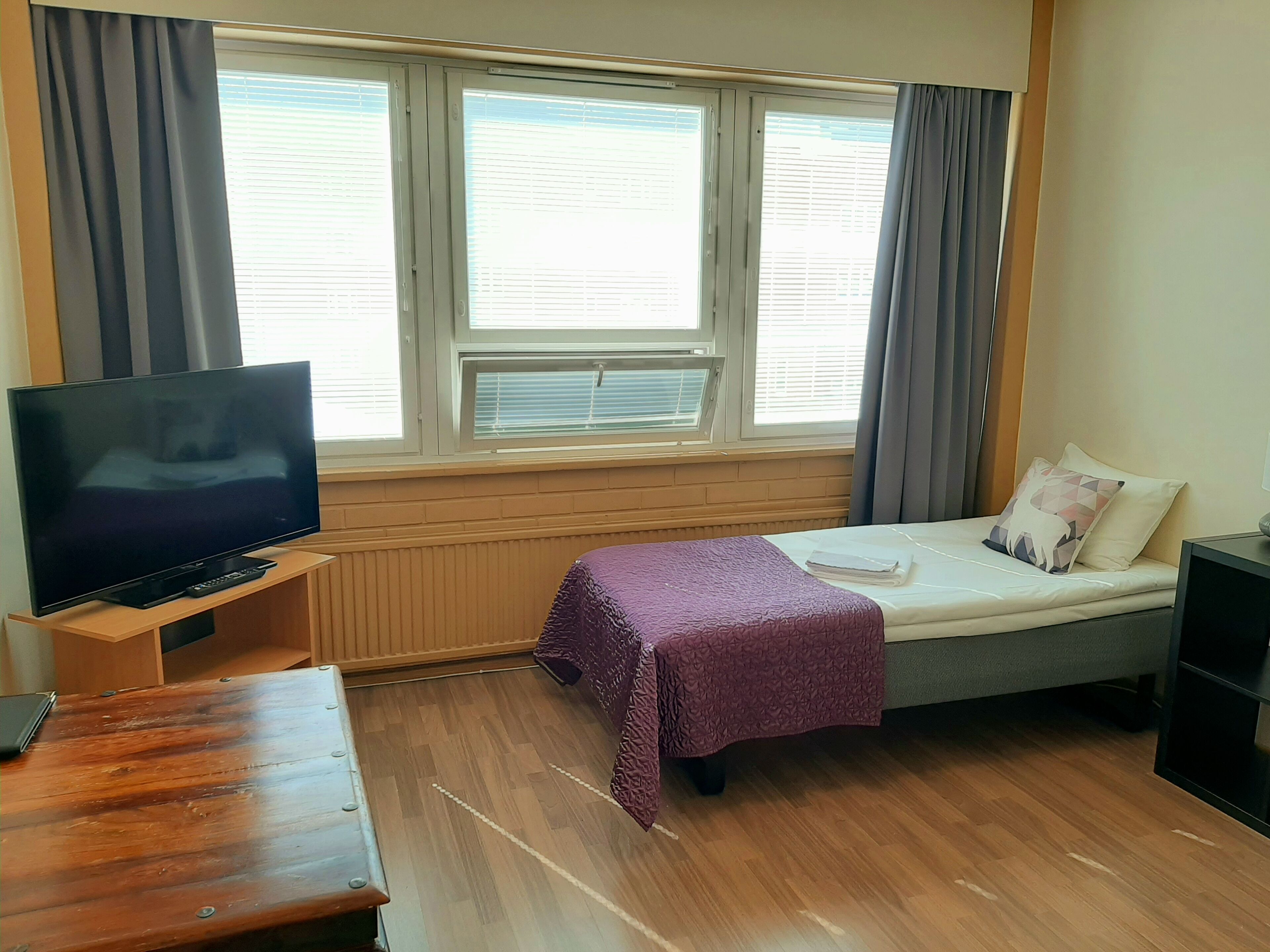 1 bedroom, hypo-allergenic bedding, desk, soundproofing