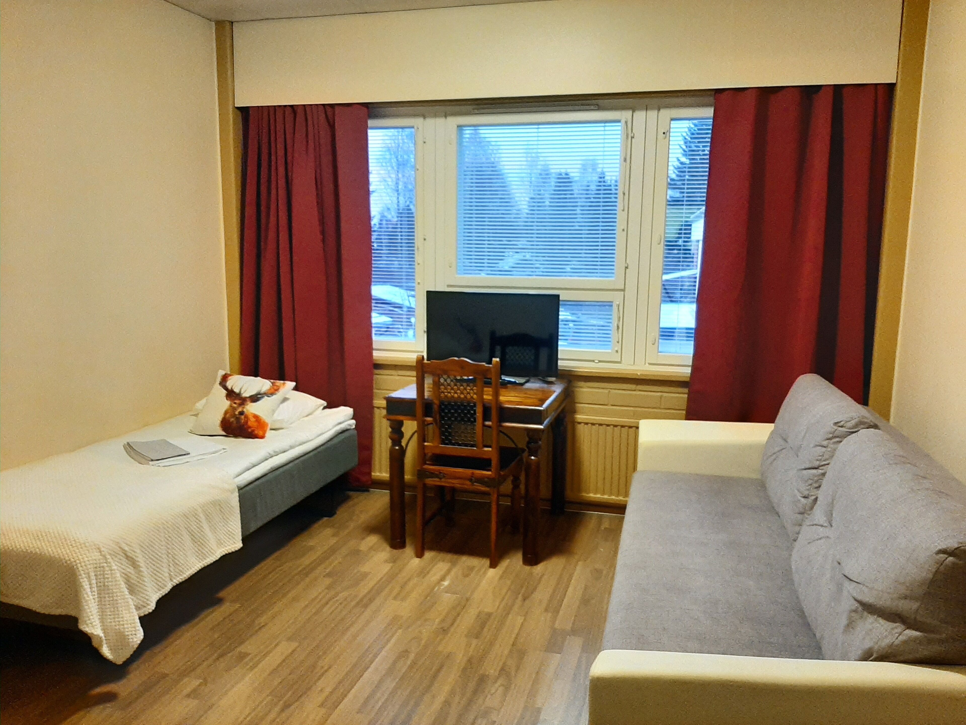 1 bedroom, hypo-allergenic bedding, desk, soundproofing