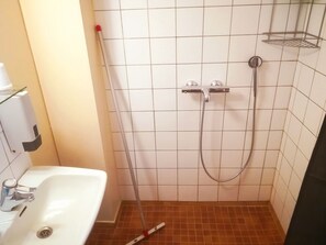 Séchoir à cheveux, serviettes fournies, savon, shampooing