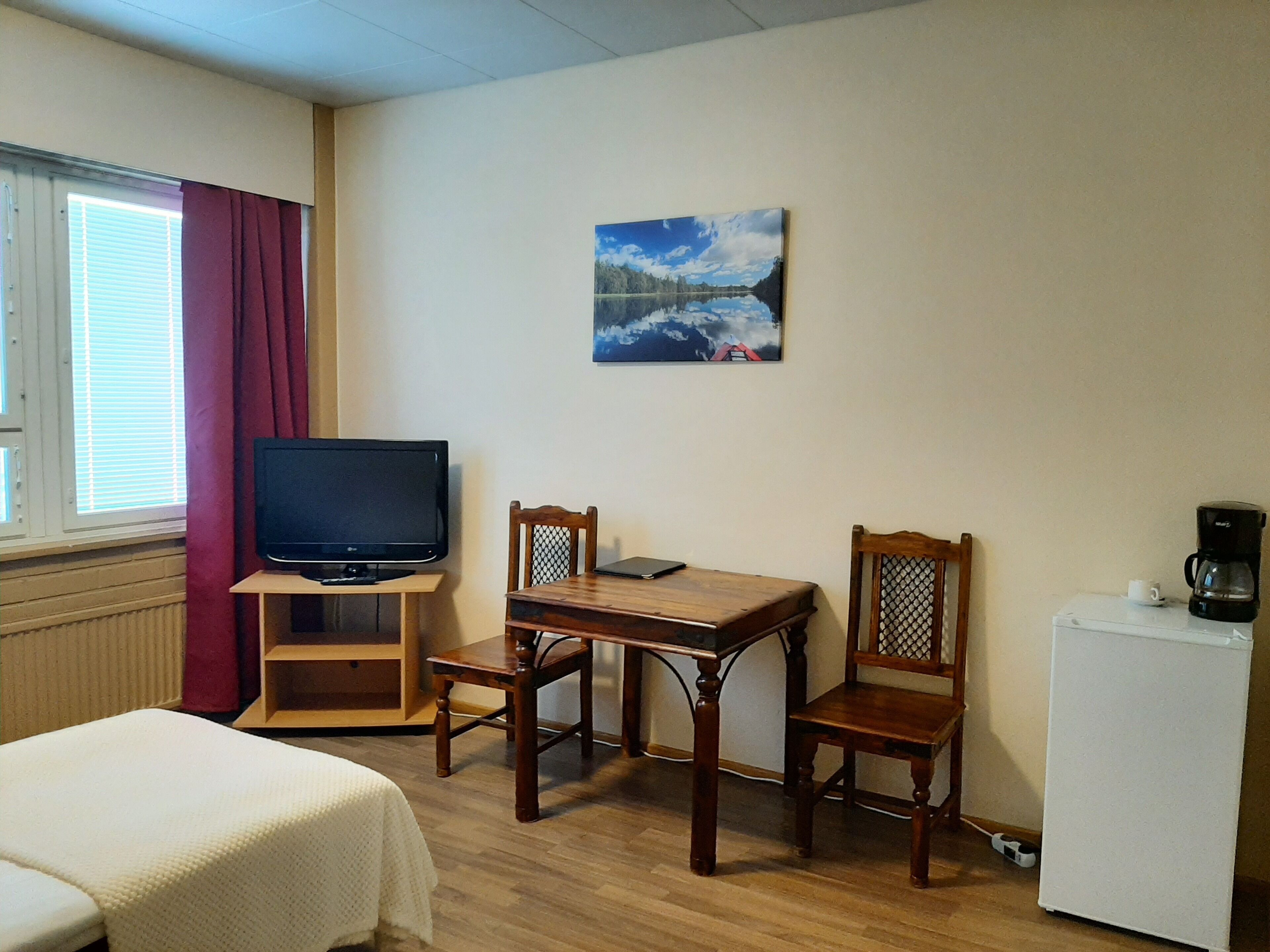 1 bedroom, hypo-allergenic bedding, desk, soundproofing