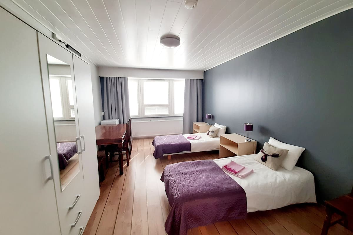 twin room, shared bathroom | 1 bedroom, hypo-allergenic bedding, desk, soundproofing