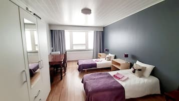 Twin kamer, gemeenschappelijke badkamer | Hypoallergeen beddengoed, een bureau, geluiddichte muren