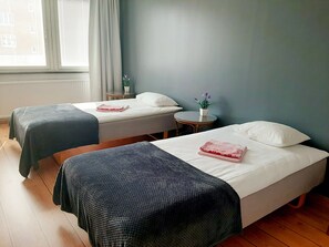 Chambre avec lits jumeaux, salle de bains commune | Literie hypoallergénique, bureau, chambres insonorisées