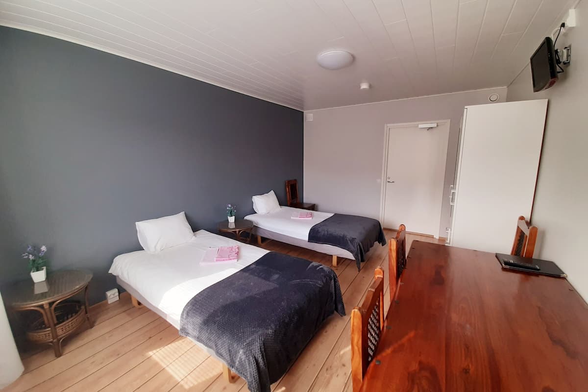 twin room, shared bathroom | 1 bedroom, hypo-allergenic bedding, desk, soundproofing