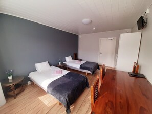 Twin Room, Shared Bathroom | Hypo-allergenic bedding, desk, soundproofing, iron/ironing board - Hotelli Kaatrahovi (Lieksa)
