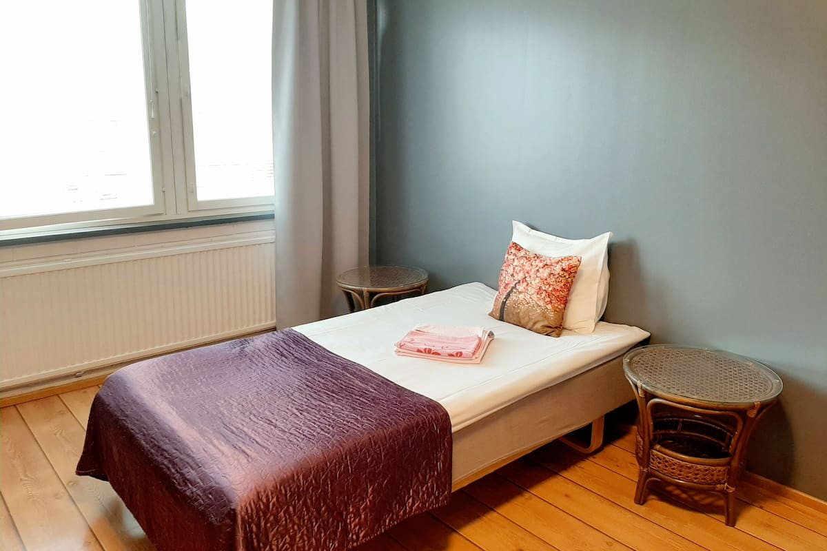 Chambre Simple, salle de bains commune | Literie hypoallergénique, bureau, chambres insonorisées