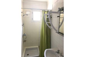 Douche, savon, shampoing, papier toilette