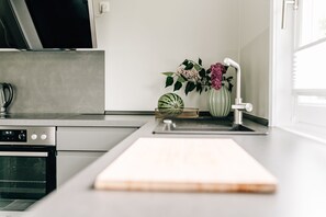 Fridge, oven, stovetop, dishwasher - Blomsterhus, a pearl in the middle of the Altes Land on the Elbe (Hollern-Twielenfleth)