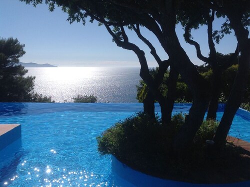 House seaview terrace, pool, solarium, priv beach inclusive ideal for 4 all incl