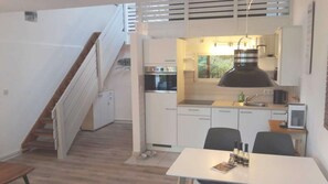 Kjøleskap, mikrobølgeovn, kokeplater og oppvaskmaskin