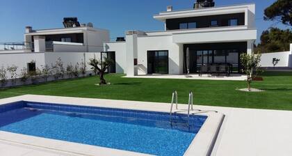 Beautiful, luxurious detached villa with private pool