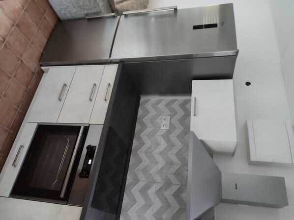 Kühlschrank, Wasserkocher, Kochgeschirr/Geschirr/Besteck