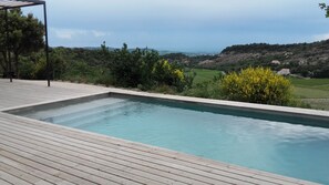 Una piscina al aire libre, una piscina climatizada
