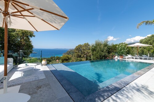 VILLA AMICITIA, LE RAYOL, FABULOUS SEA VIEW, SHOPS AND BEACH ON FOOT