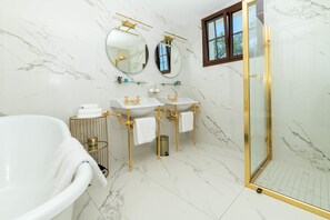 Combined shower/tub, hair dryer, towels, soap - VILLA AMICITIA, LE RAYOL, FABULOUS SEA VIEW, SHOPS AND BEACH ON FOOT (Rayol-Canadel-sur-Mer)