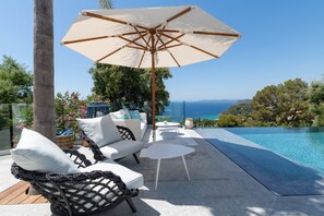 Una piscina al aire libre, una piscina climatizada