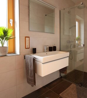 Ensemble douche/baignoire, sèche-cheveux, bidet, serviettes fournies