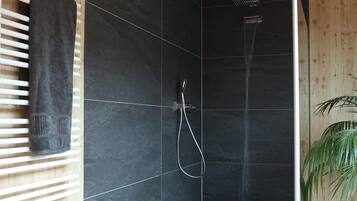 Duschwanne, Haartrockner, Bidet, Handtücher