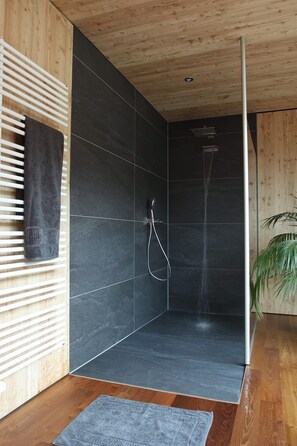 Combined shower/bathtub, hair dryer, bidet, towels - Villa Jasch - your perfect retreat over Moselle valley (Bullay)