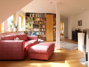 Smart-TV, Kamin, DVD-Player, Bücher