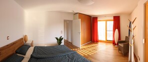 3 chambres, bureau, fer et planche à repasser, lits bébé
