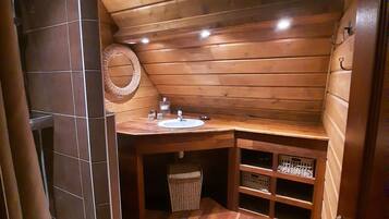 Douche, sĂšche-cheveux, papier toilette