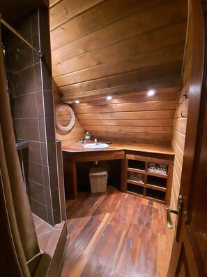 Douche, sèche-cheveux, papier toilette