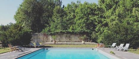Piscine intérieure, piscine extérieure