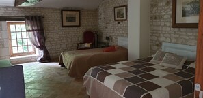 5 bedrooms, bed sheets - Gite furnished holiday home rental family friends in castle park (ASSAY)