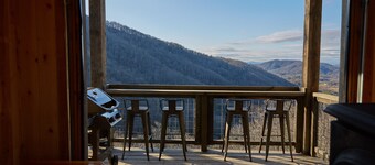 CLIFFSIDE CABIN - Breathtaking Cliffside Gem Off Grid-Cabin Adventure!