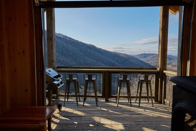CLIFFSIDE CABIN - Breathtaking Cliffside Gem Off Grid-Cabin Adventure!