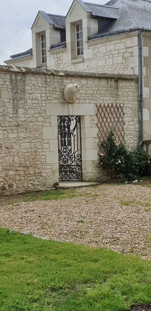 تفاصيل الفندق من الخارج