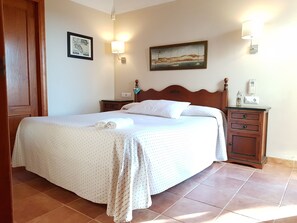 3 bedrooms, desk, iron/ironing board, WiFi