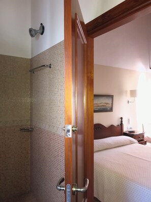 3 Schlafzimmer, Schreibtisch, Bügeleisen/Bügelbrett, WLAN