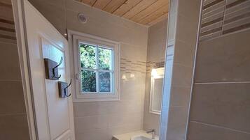 Douche, sĂšche-cheveux, papier toilette