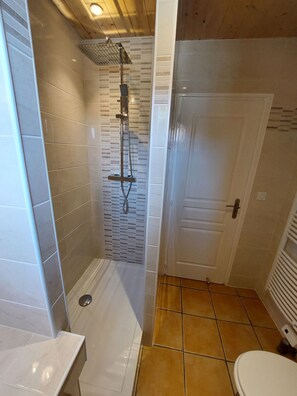 Douche, sèche-cheveux, papier toilette