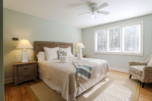 4 slaapkamers, een strijkplank/strijkijzer, gratis wifi, beddengoed