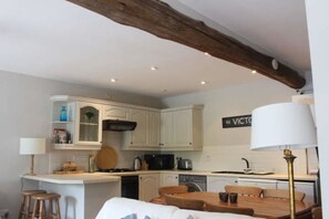 Fridge, microwave, oven, stovetop - Courtyard cottage in Slapton, South Devon. 10 minutes drive to beach (Kingsbridge, Devon)