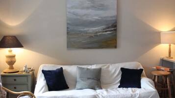 Smart TV, chimenea, libros