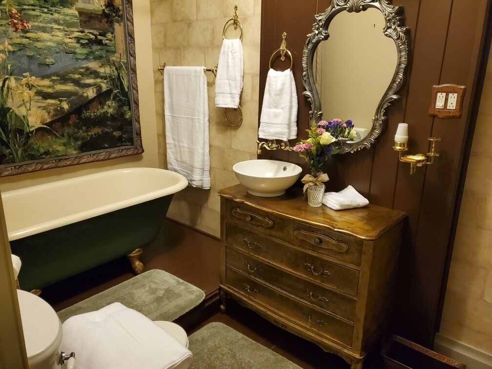 Castle Room Suites | Bathroom | Towels