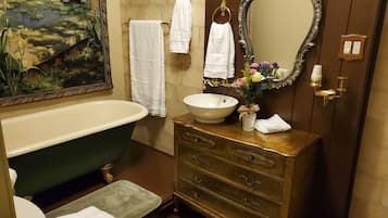 Castle Room Suites | Bathroom | Towels