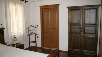 3 habitaciones, tabla de planchar con plancha, wifi y ropa de cama